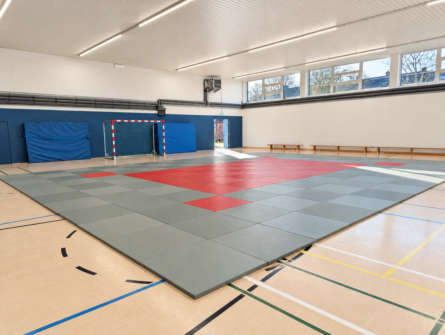 Unsere Sporthalle mit großen Mattenflächen
